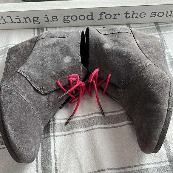 TOMS BOOTS LIKE NEW. SZ 9 gray/red - Picture 4 of 7